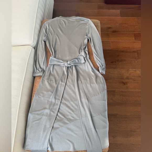 Banana Republic gray silk wrap dress. Worn twice, like new. Size 0/XS - Picture 3 of 9